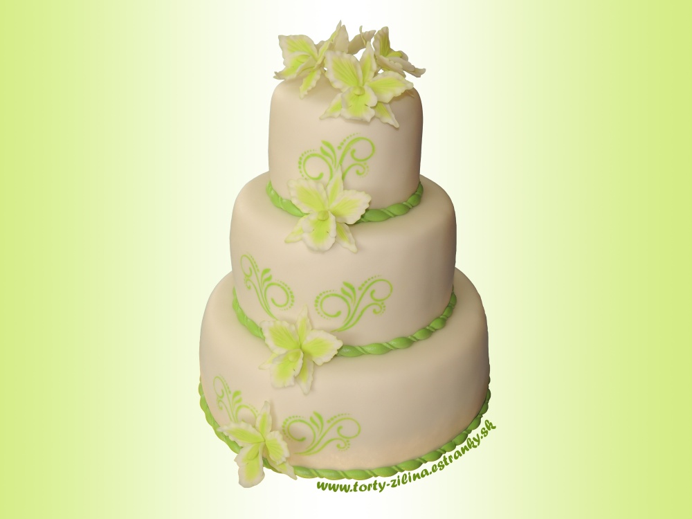 Trojposchodová svadobná torta so zelenými orchideami.