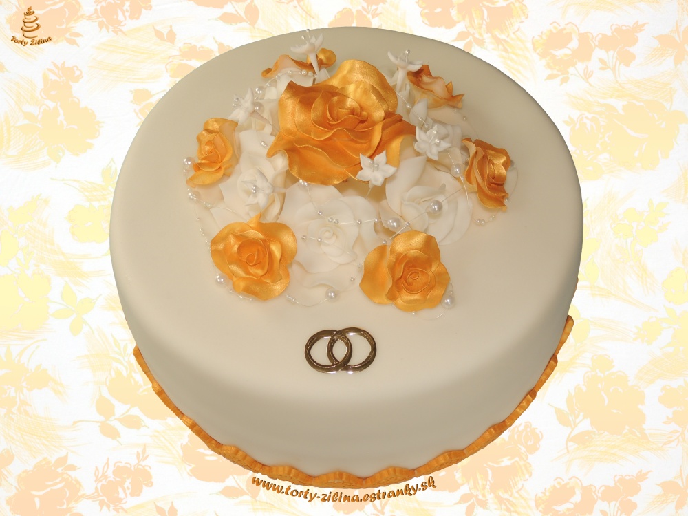 Svadobná torta so zlatými ružami.