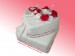 Svadobná torta s červenými a bielymi ružičkami.